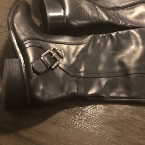 Women Black leather boot with buckle